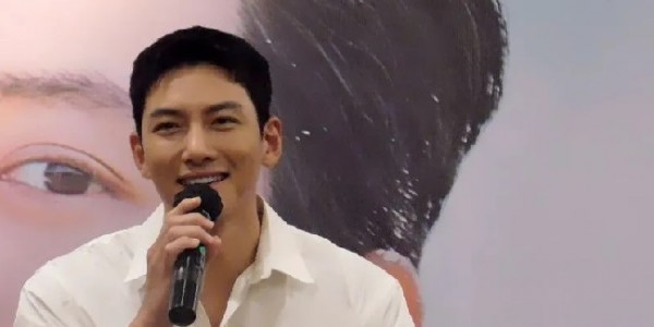 Artis Korsel Ji Chang-wook Nyanyikan Beberapa Lagu
