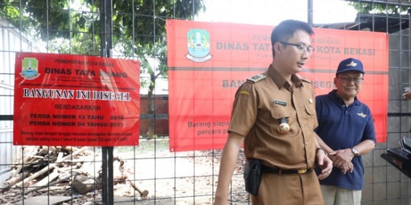 Dapat Aduan Warga, Pemkot Bekasi Segel Tempat Pembuangan Limbah dan Rongsok Tanpa Izin