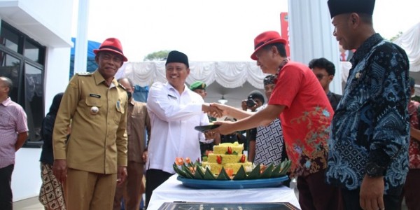 Didampingi Bupati Subang, Wagub Jabar Hadiri Peresmian Gedung Kantor Desa Bojongloa 