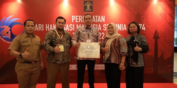 Plt Wali Kota Bekasi Terima Penghargaan Kriteria Peduli HAM