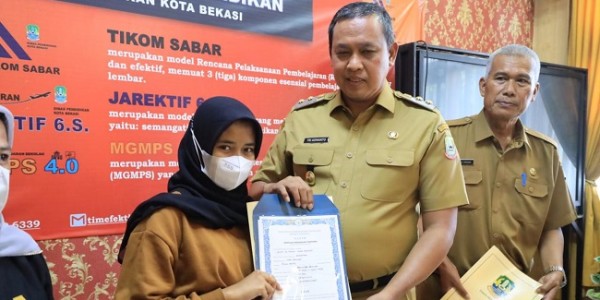 Plt Wali Kota Bekasi Berikan Ijazah yang Tertahan di Sekolah Karena Biaya