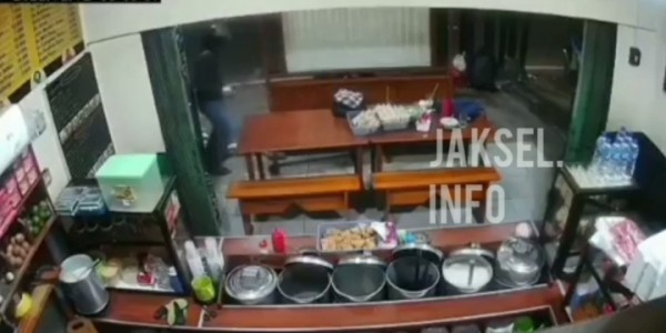 Warkop di Kemang Disatroni Begal Bersenjata, Empat Hp Digasak