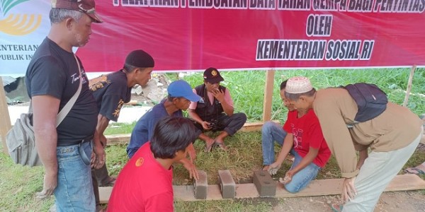 Kemensos Latih Penyintas Gempa Cianjur Buat Bata Tahan Gempa