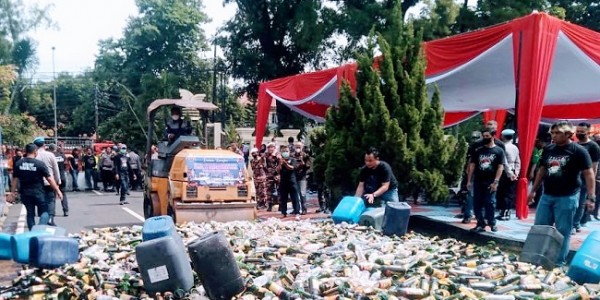 Jelang Nataru, Polres Subang Musnahkan Ribuan Botol Miras dan Belasan Ribu Liter Ciu