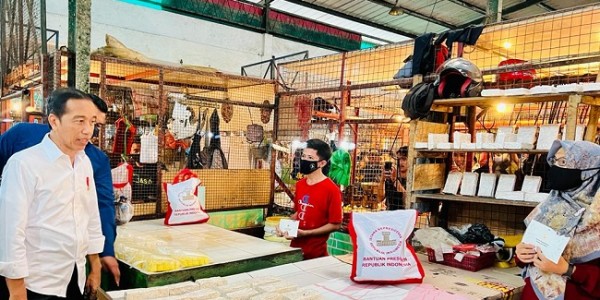Jelang Natal dan Tahun Baru, Jokowi Cek Harga di Pasar Cigombong