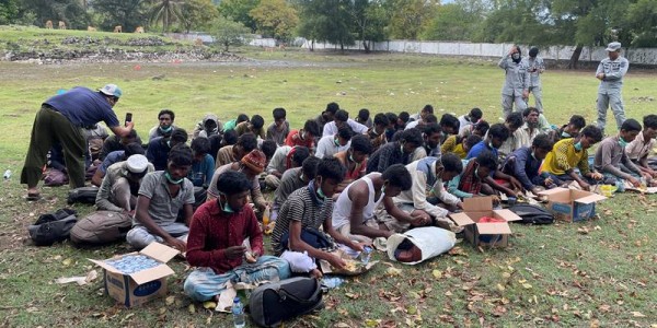 57 Imigran Rohingya Terdampar di Pantai Aceh Besar, Ada yang Sakit