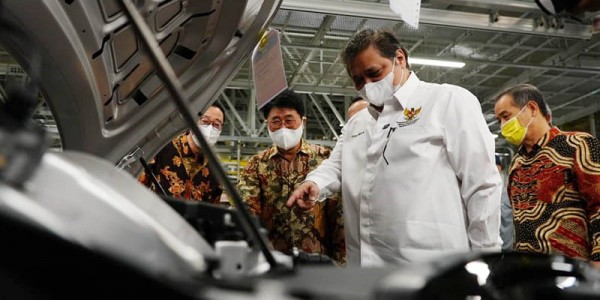 Dukung Pengembangan Electric Vehicle, Menko Airlangga Dorong Investasi Sektor Industri Otomotif