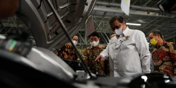 Menko Airlangga Dorong Investasi Sektor Industri Otomotif