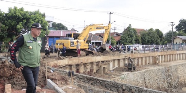 Naik Motor, Tri Monitoring Pembangunan di Bantargebang