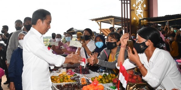 Kunjungi Pasar Utan, Jokowi dan Istri Disambut Pedagang