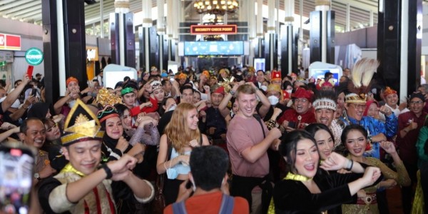 Pergantian Tahun, Lion Air Group Berkolaborasi Gelar Flashmob ala Pramugari Pramugara
