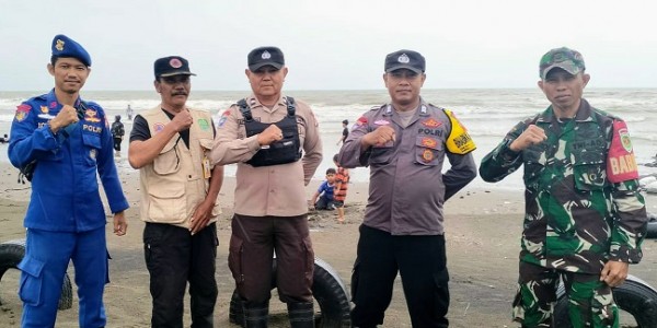 Kapolsek Legonkulon Imbau Wisatawan Pondok Bali Awasi Anaknya yang Mandi di Pantai 