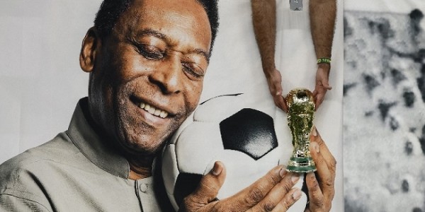 Penggemar Berduyun-duyun Hadiri Prosesi Penghormatan Terakhir untuk Pele