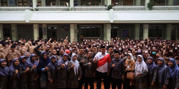 Kunjungi SMA 4 Al-Azhar, Plt Wali Kota Bekasi Beri Materi Wawasan Kebangsaan