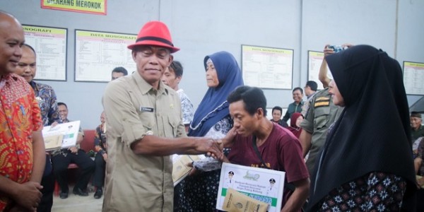 Bupati Subang Serahkan Bantuan Renovasi Rumah Korban Puting Beliung Desa Banggalamulya