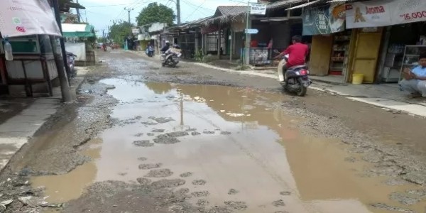 Jalan Rusak di Kampung Asem Babelan Tak Kunjung Diperbaiki