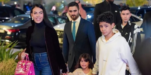 Penggemar Ciptakan Kembali Gaya Georgina Rodriguez saat Ronaldo di Arab Saudi