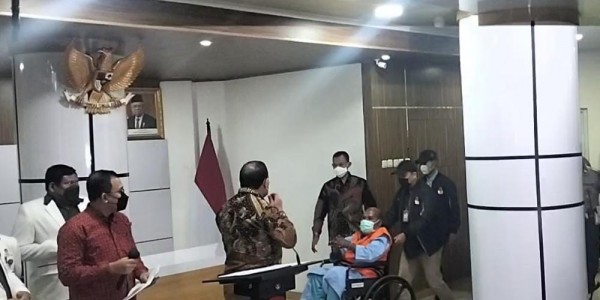 Duduk di Kursi Roda, Lukas Enembe Resmi Kenakan Rompi Oranye dengan Tangan Diborgol