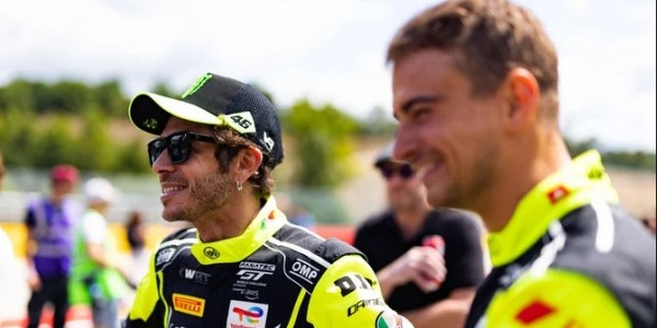 Pembalap Legendaris MotoGP, Valentino Rossi, Bakal berlaga di balapan Hankook Dubai