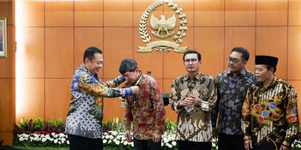 Ketua MPR RI Berikan Penghargaan pada Chairman of Korindo Group