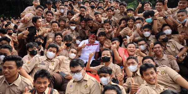 Kunjungi SMA Negeri 3 Kota Bekasi, Ini Pesan Tri Adhianto