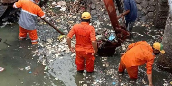 Cegah Banjir, Puluhan Ton Sampah di Bendungan Srengseng Hilir Diagkut