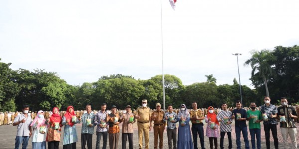 Tingkatkan Ketahanan Pangan, Kelompok Tani Bekasi Diberi Benih Kangkung