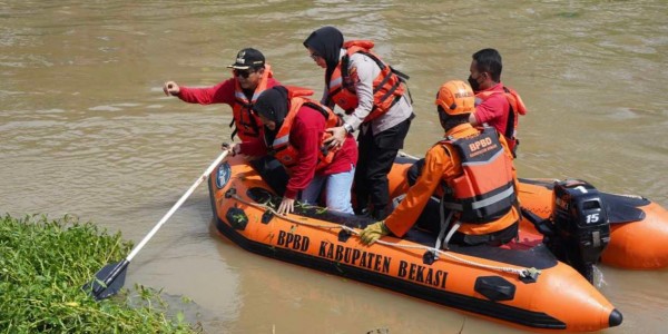 Pj Bupati Bekasi Dampingi Mensos Bersih-bersih Kalimalang