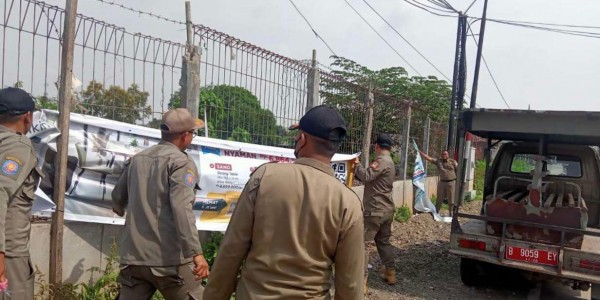 Rusak Pemandangan, Satpol PP Cikarang Copot Spanduk Ilegal