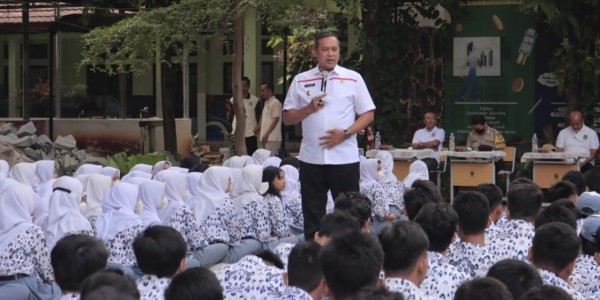 Datangi SMKN 9 Kota Bekasi, Tri Adhianto Beri Wawasan Kebangsaan