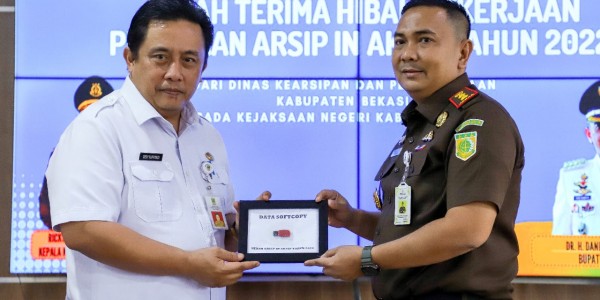 Pemkab Bekasi Serah Terima Hibah Penataan Arsip ke Kejari