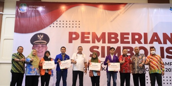 Beri Beasiswa pada Mahasiswa Kurang Mampu, Ini Pesan Tri Adhianto