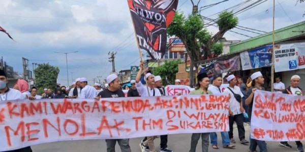 Warga Bekasi Tutup Tempat Hiburan Berkedok Restoran di Lippo Cikarang