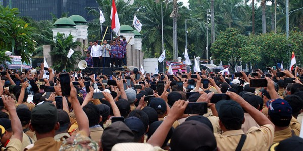 Demo Perangkat Desa di DPR RI