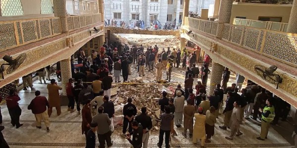 Korban Tewas Akibat Serangan Terhadap Masjid Markas Polisi Pakistan Capai 100 Orang