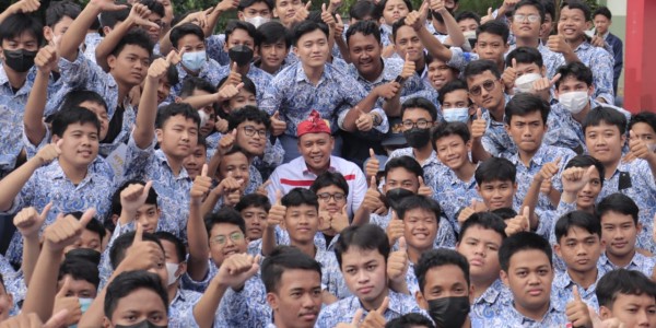 Tri Tanamkan Cinta Tanah Air ke Pelajar SMA: Jaga Persatuan Indonesia