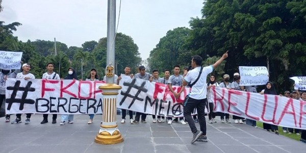 Tolak Somasi Kepada Dekan, Ratusan Mahasiswa Fakultas Keolahragaan Demo MWA UNS