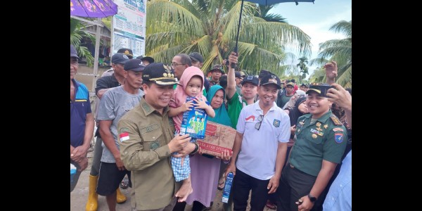 Bupati Sambas Tinjau Langsung Warga Terdampak Banjir