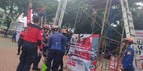 Skill Competition Damkar Kota Bekasi, Petugas Tampilkan Lomba Ladder Pitching