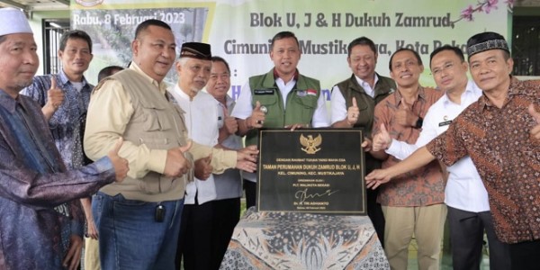 Keliling Mustikajaya Pakai Motor, Plt Walkot Bekasi Resmikan Sejumlah Pembangunan