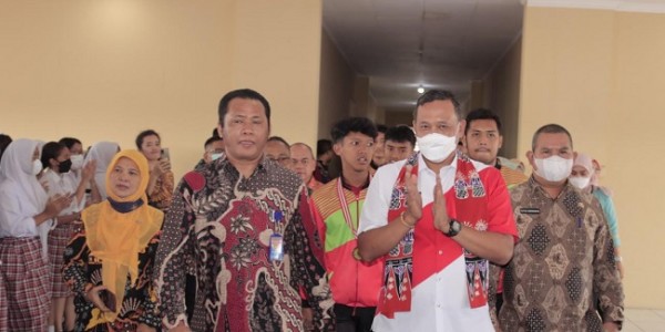 Kunjungi Sekolah di Kota Bekasi, Ini yang Dilakukan Tri Adhianto