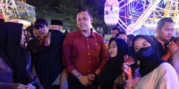 Serahkan Hadiah Lomba Hadroh, Tri: Ramaikan Kota Bekasi dengan Ide-ide Kreatif