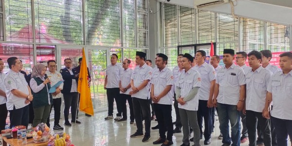 Camat Fitri Widyati Kukuhkan Pengurus Karang Taruna Bekasi Timur