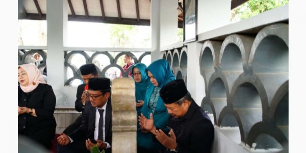 Peringati Hari Jadi Garut, Bupati dan Rombongan Ziarah Ke Makam RAA Adiwijaya