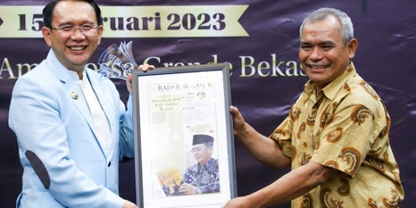Dani Ramdan Terima Penghargaan Radar Bekasi Award 2023