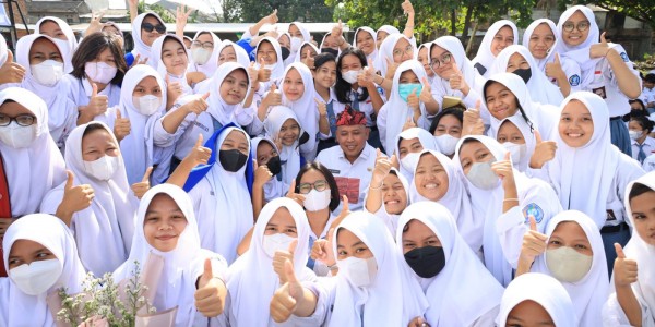 Tri Harapkan Siswa Gunakan Botol Minum Ramah Lingkungan