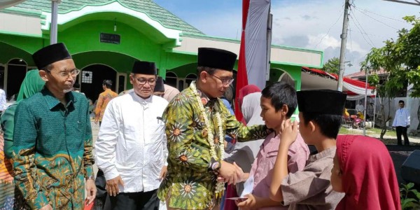 Pj Bupati Bekasi Bersama Baznas Salurkan Bantuan untuk Yatim dan Dhuafa