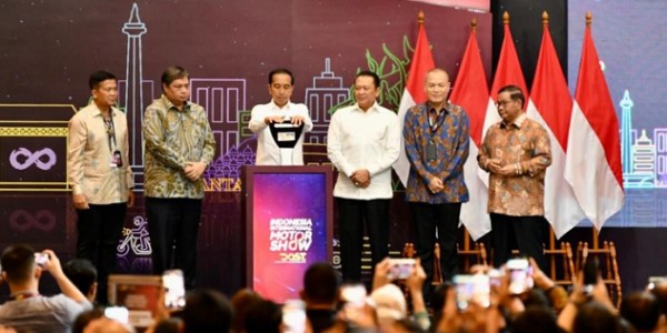 Dampingi Presiden Buka IIMS 2023, Bamsoet Dorong Pertumbuhan Industri Kendaraan Listrik Indonesia