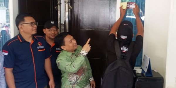 Sambangin Rumah Ketua DPRD, KPU Kabupaten Bekasi Lakukan Ini