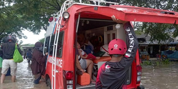 PMI Terjunkan 2 Mobil Ambulans Bantu Korban Banjir